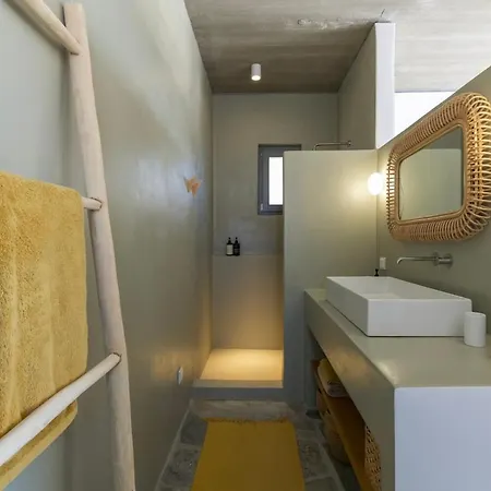 Lefkos Lofos In Paros